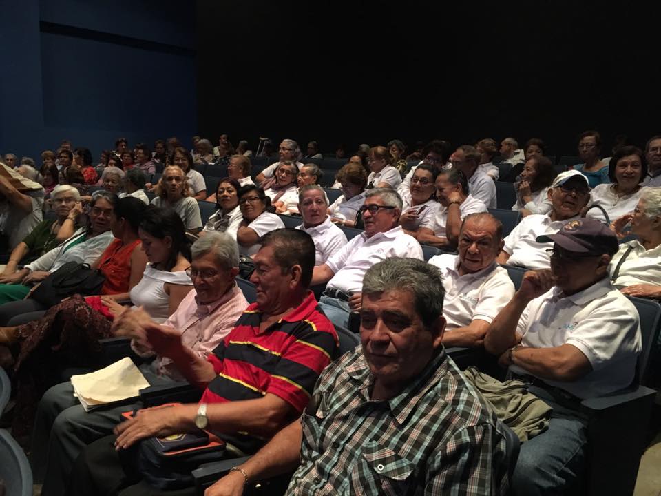 Miembros de grupos y asociaciones de adultos mayores de distintas comunas se dieron cita para ver la cinta "La Once". 