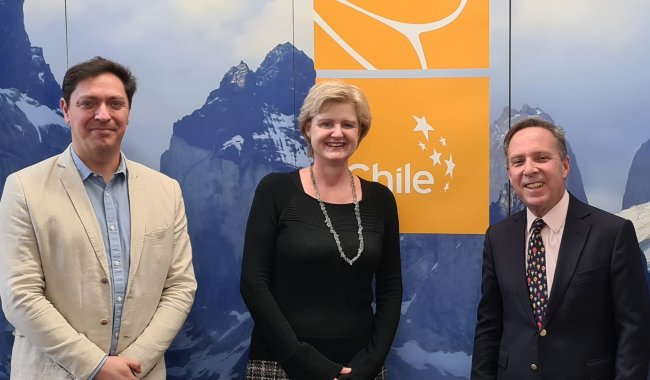 Embajador recibe a nueva Cónsul de la República Checa en Santiago de