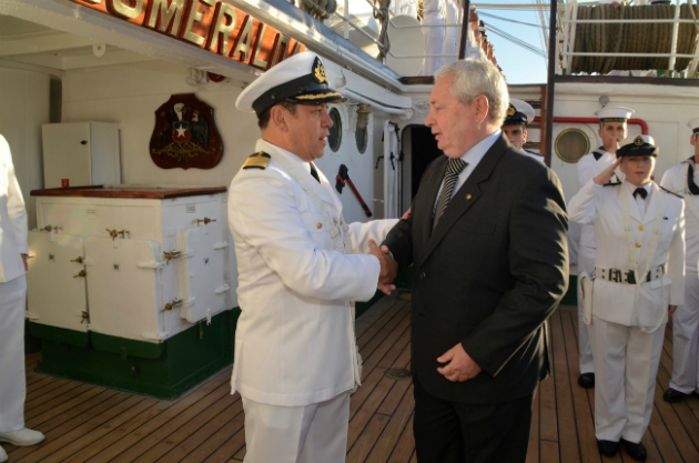 El Comandante del buque-escuela Esmeralda, Capitán de Navío Carlos Fiedler recibe al Embajador de Chile en España, Francisco Marambio Vial.