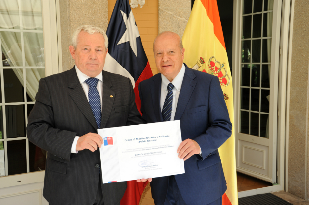El Embajador Francisco Marambio Vial  junto al condecorado Sr. Eulogio Dávalos. 