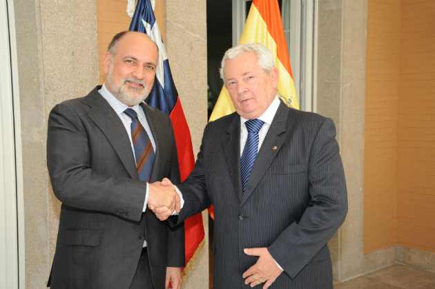 El Embajador Francisco Marambio Vial junto al presidente del Tribunal Constitucional  Sr. Francisco Pérez de los Cobos.