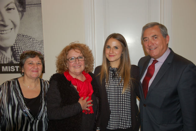 Embajador Fernando Ayala con  autora del libro, Assunta Antonini, su hermana y sobrina, en la recién inaugurada Sala Gabriela Mistral. 