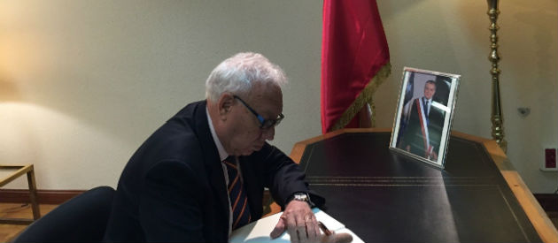 El Ministro de Asuntos Exteriores y Cooperación de España, D. José Manuel García-Margallo, firmando el libro de condolencias en la Embajada de Chile.