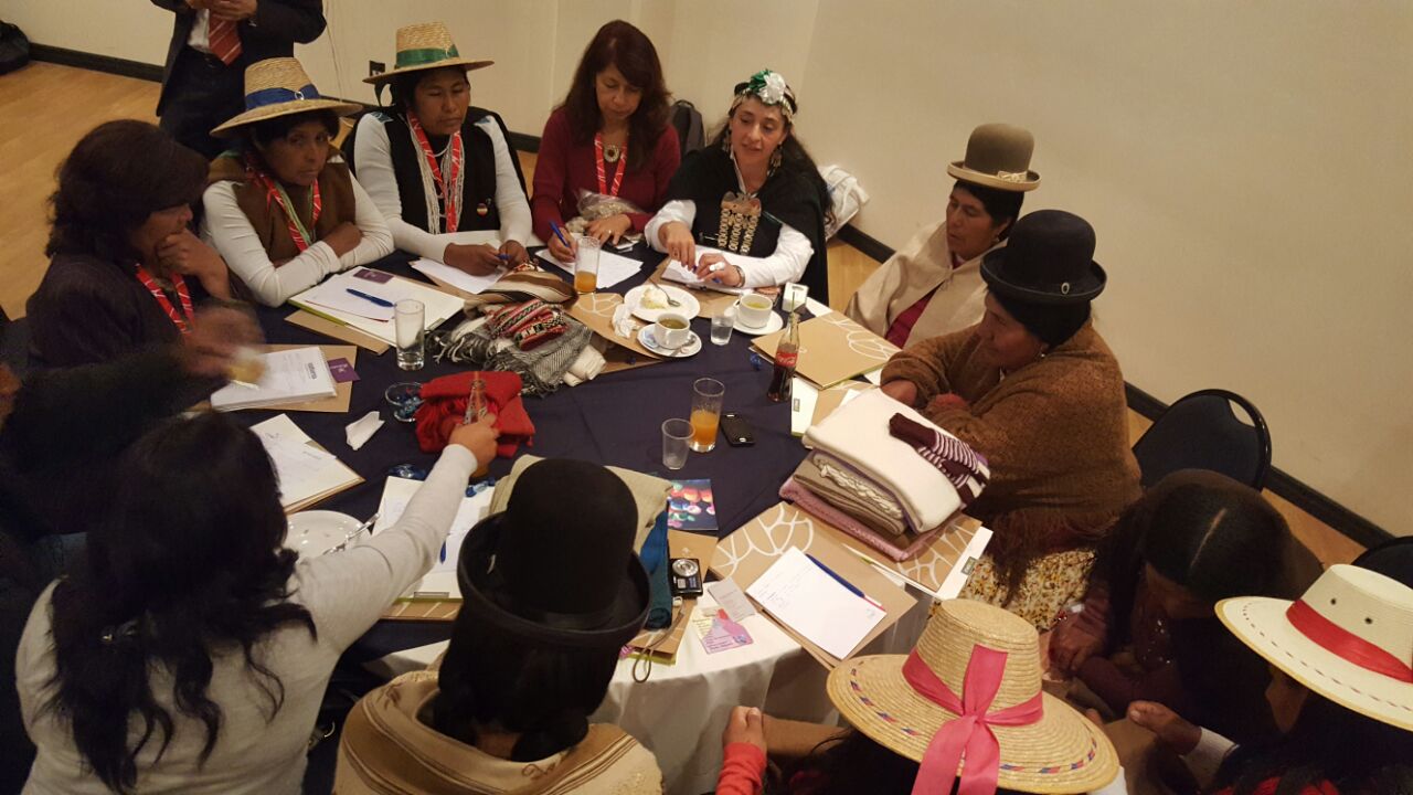 Chilenas y bolivianas en taller