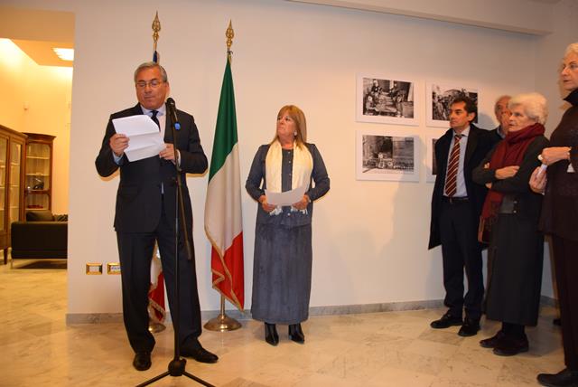 1Embajador Fernando Ayala y Margarita Maino inauguraron exposición fotográfica de Juan Maino. 