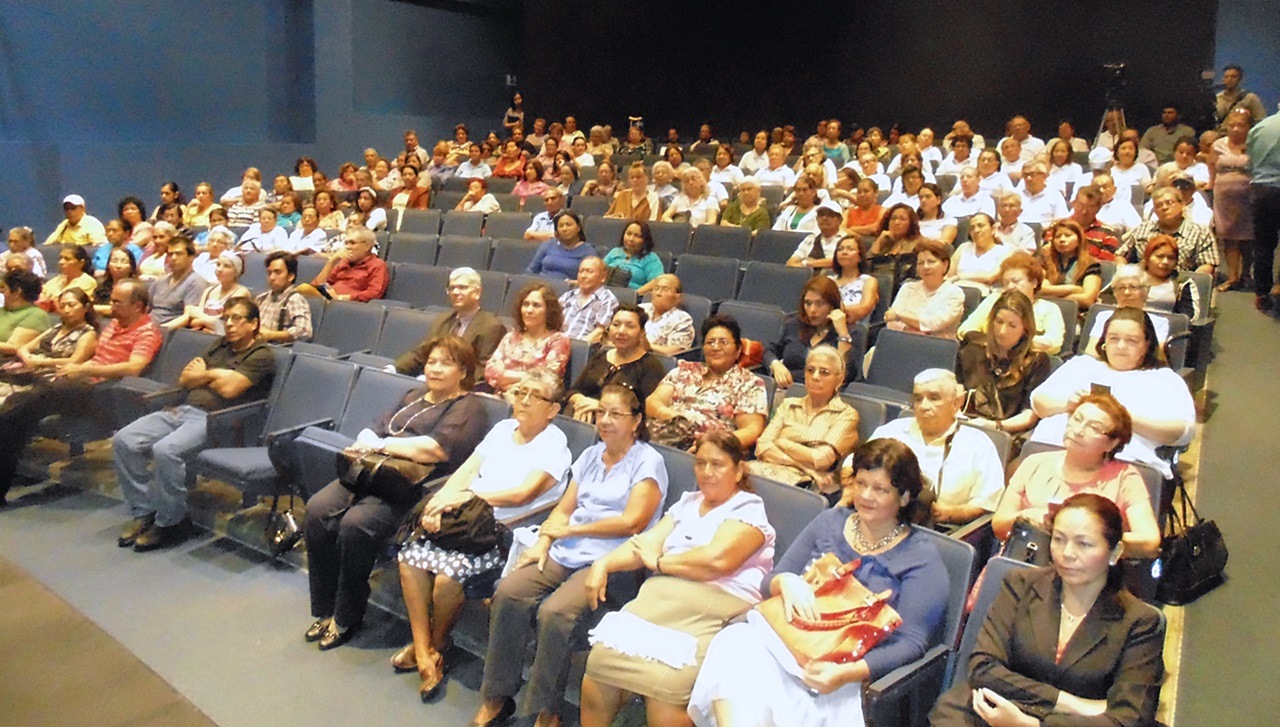 Adultos mayores disfrutaron de una función especial de la cinta documental "La Once" de Maite Alberdi.