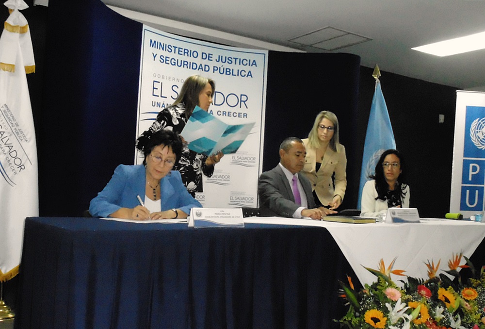 Los titulares del Ministerio de Justicia y Seguridad de El Salvador, de la Embajada de Chile y del Programa de Naciones Unidas para el Desarrollo (PNUD), firmaron este día la Declaración de Intenciones para el Fortalecimiento de Alianzas y Sinergias en Materia de Seguridad Ciudadana. 