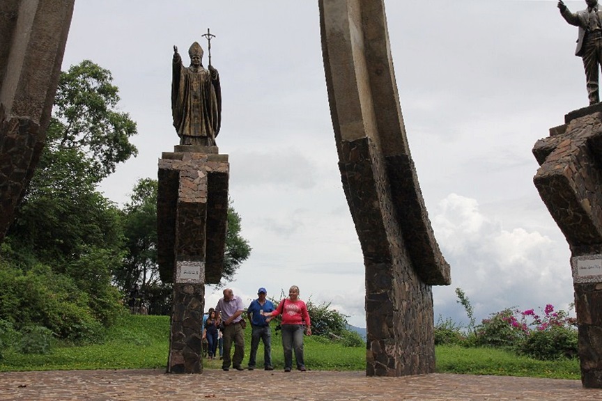 . La misión del SML viajó al municipio el Mozote, al sitio histórico en homenaje a las víctimas, donde pudieron conocer uno de los casos de violación de derechos humanos más emblemático del país, el cual aún está bajo investigación.