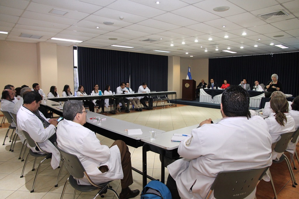 El equipo del SML junto a sus colegas del Instituto de Medicina Legal de El Salvador intercambiaron experiencias en cuanto a casos especiales en su profesión, así como la formación académica en la rama de medicina legal en ambos países.