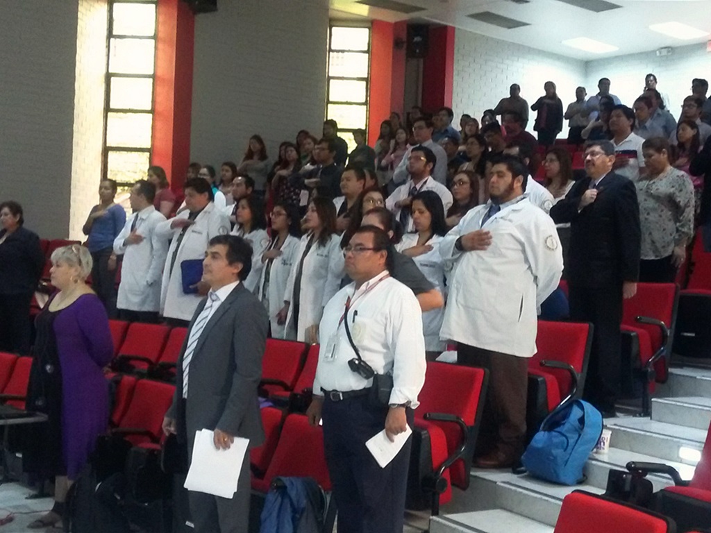 Alumnos de pregrado, posgrado y profesores de la Facultad de Medicina de la Universidad de El Salvador que participaron en la conferencia del Dr. Juan de Dios Reyes, Servicio Médico Legal de Chile (SML). 