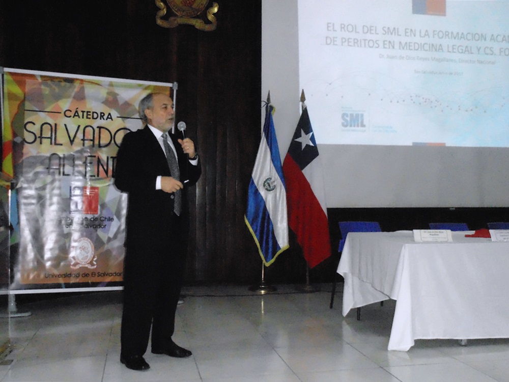 El Dr. Juan de Dios Reyes, Servicio Médico Legal de Chile (SML) durante una conferencia sobre el trabajo de la institución impartida a alumnos de pregrado, posgrado y profesores de la Universidad de El Salvador. 