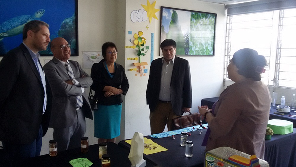 La embajadora María Inés Ruz en compañía del Ministro de Educadión Carlos Canjura y los profesores invitados de la Universidad de Chile, hicieron un recorrido por la sede del Centro de Formación Docente de la ciudad de Santa Tecla.