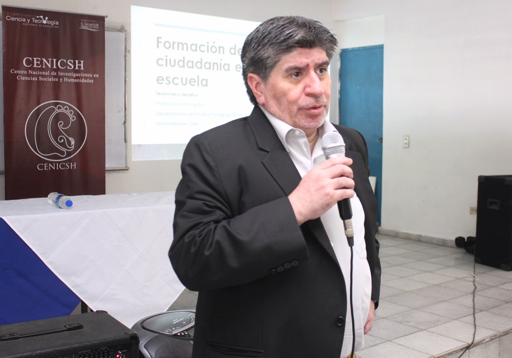 Profesor Ernesto Águila en su exposición sobre ética y formación ciudadana a docentes salvadoreños.