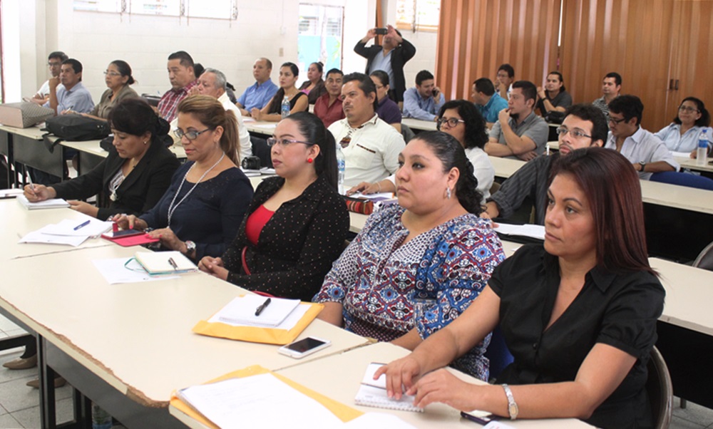 Docentes que asistieron a la capacitación en formación ciudadana a cargo de dos profesores de la Universidad de Chile.