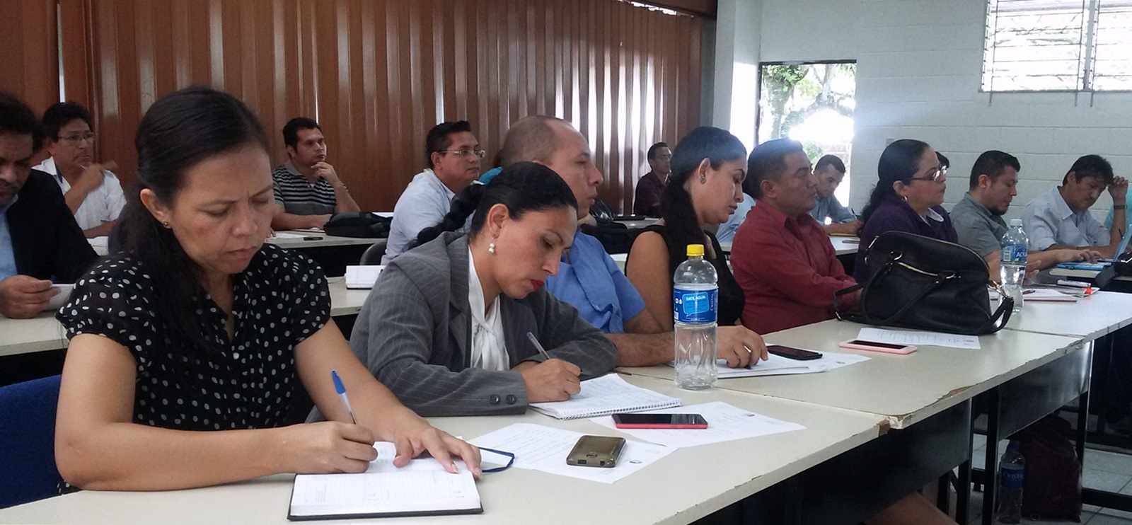 Docentes que asistieron a la capacitación en formación ciudadana a cargo de dos profesores de la Universidad de Chile.
