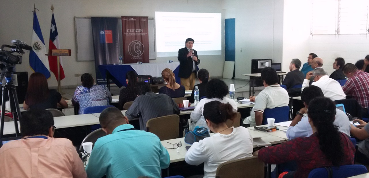Ernesto Águila durante su presentación como parte del seminario para capacitación de docentes en área de formación de ciudadanía.