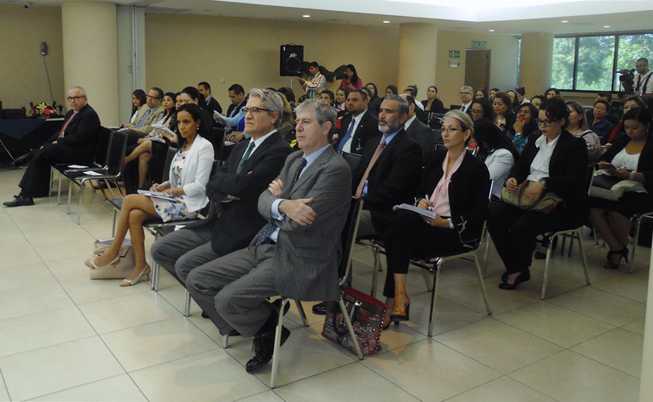 Asistentes al Seminario sobre género y justicia penal en Chile y los países de SICA, inaugurado hoy en las instalaciones del SICA.