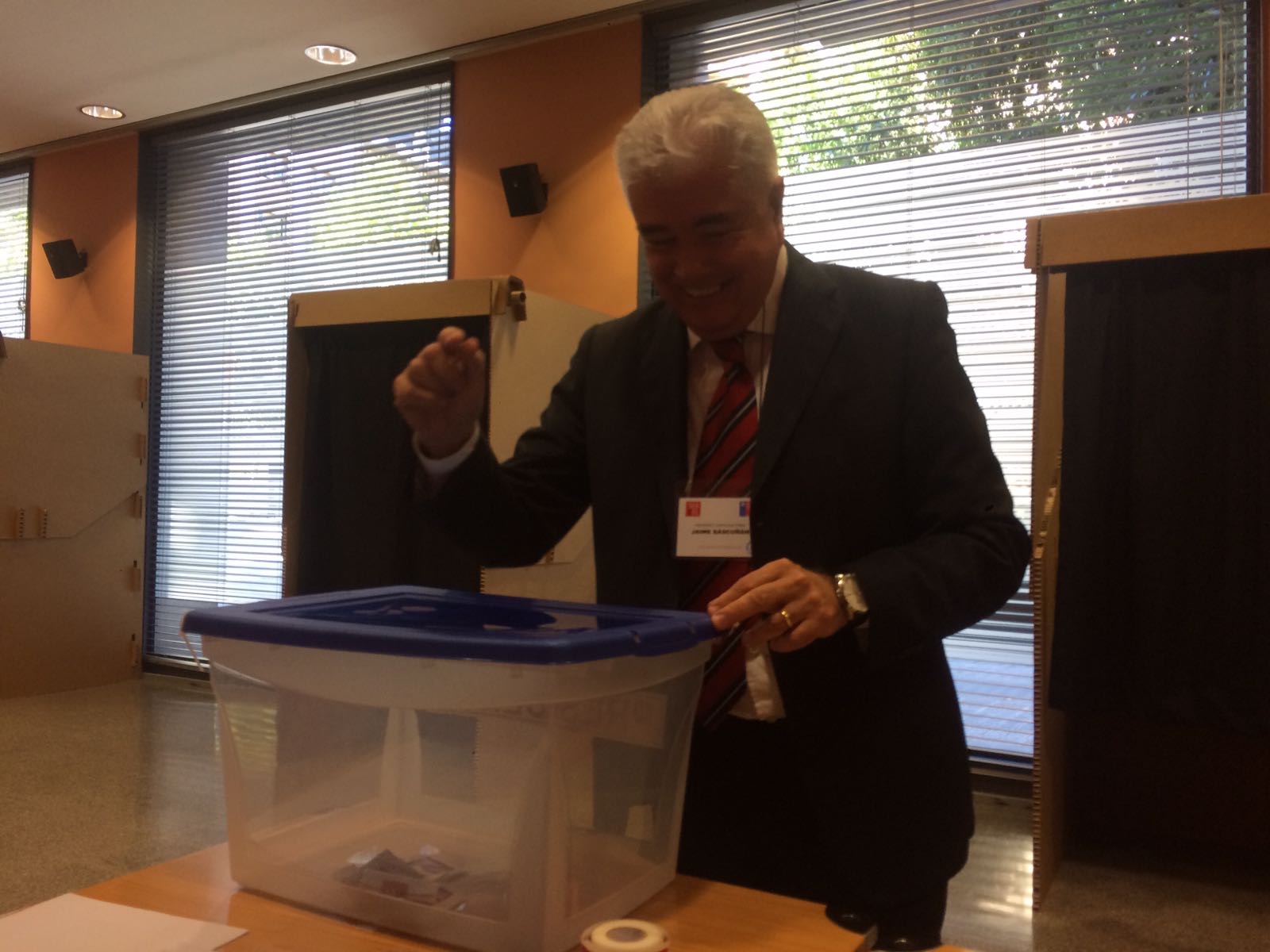 Cónsul General Jaime Bascuñán votando.