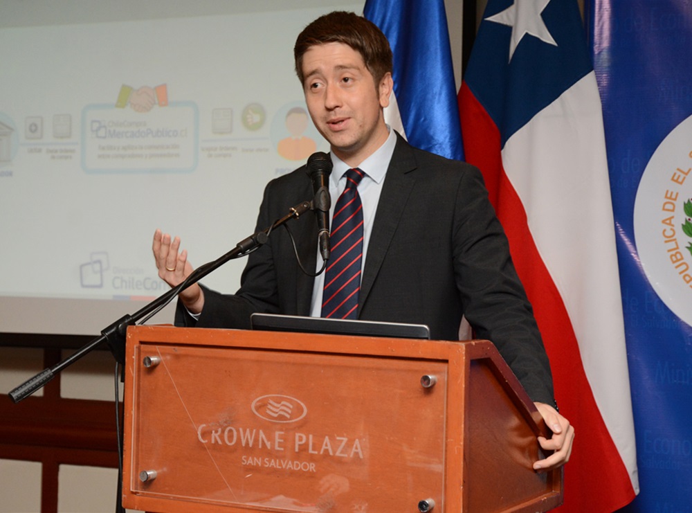 Javier Valladares, Abogado de la Dirección de Compra y contratación Pública de ChileCompra, durante su ponencia sobre el funcionamiento de ChileCompra.