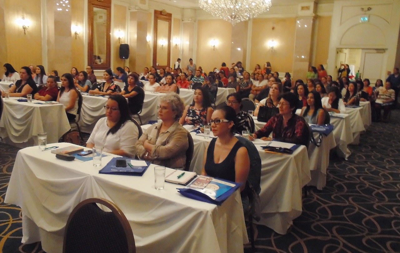 Más de un centenar de micro y pequeñas empresarias salvadoreñas asistieron este día al Seminario "Empoderamiento económico de la mujer", organizado por la Embajada de Chile con el apoyo de CONAMYPE, ISDEMU y ONU Mujeres.
