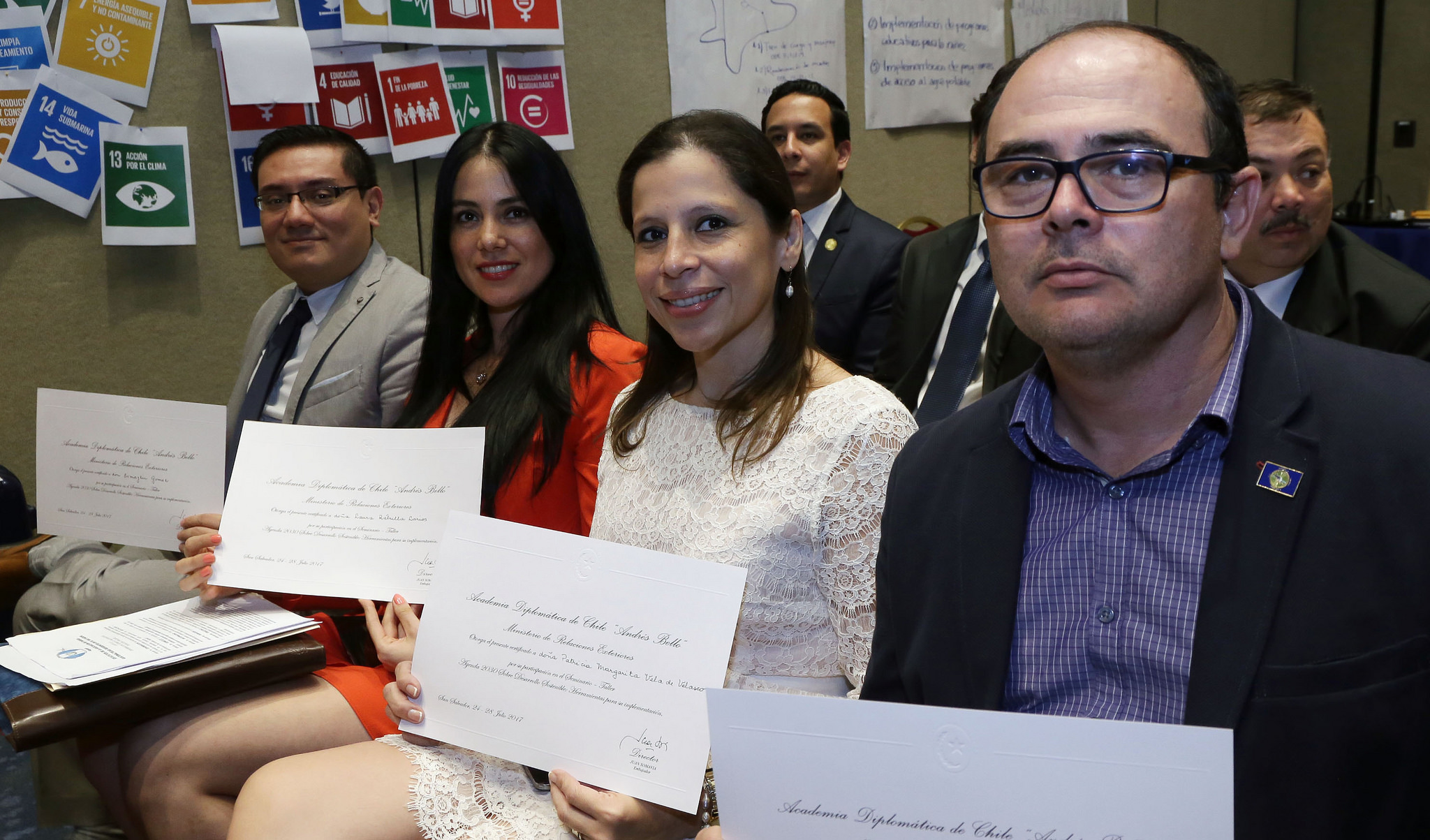 Participantes del Seminario “Agenda 2030 sobre Desarrollo Sostenible: herramientas para su implementación” recibieron su diploma de acreditación. 