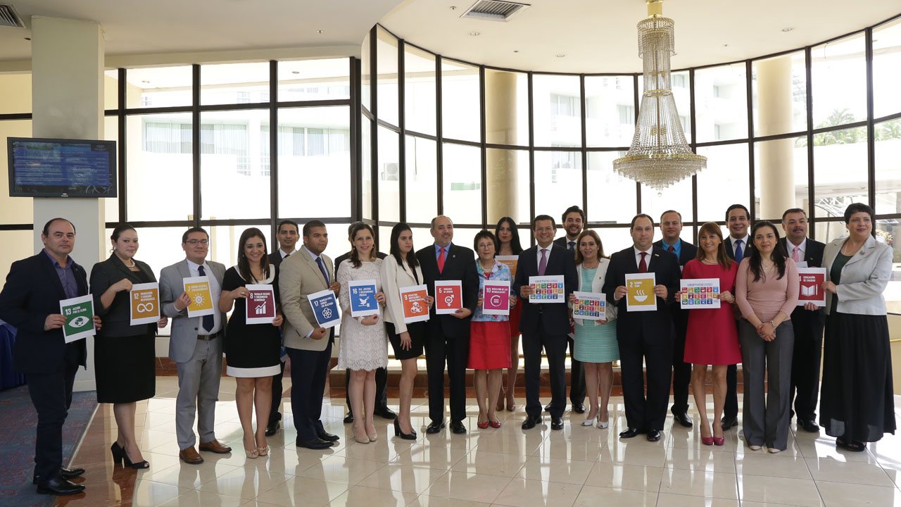 El Canciller de El Salvador, Hugo Martínez, participó en la foto de grupo de los participantes del Seminario “Agenda 2030 sobre Desarrollo Sostenible: herramientas para su implementación”. 