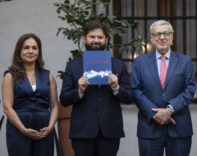 Canciller van Klaveren y Presidente Boric presentan libro sobre política exterior en el periodo 2022 - 2026