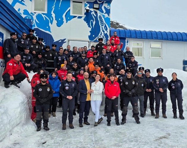 Científicos protagonizan el primer matrimonio chileno en la Antártica luego de 16 años